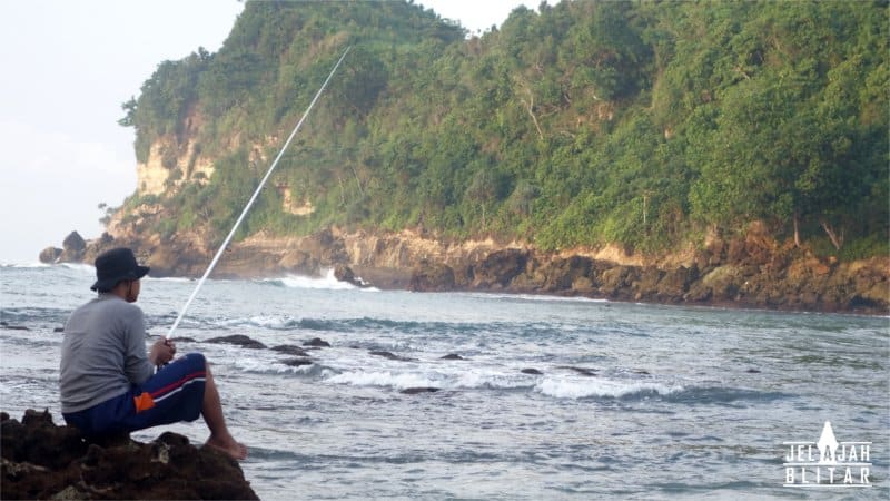 Memancing di Pantai Pangi