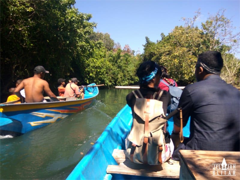 Naik Perahu di Pantai Pangi