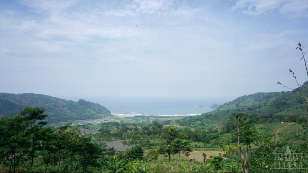 Pantai Jolosutro dari Perbukitan