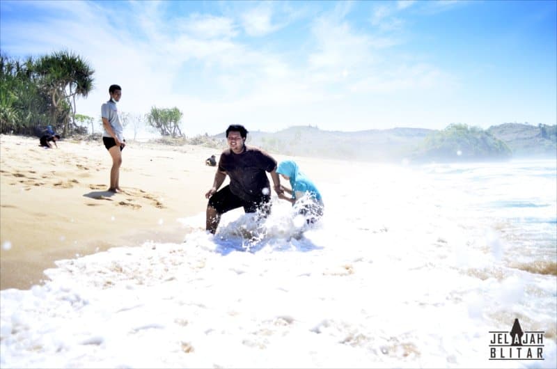 Pengunjung Pantai Pasetran Gondo Mayit