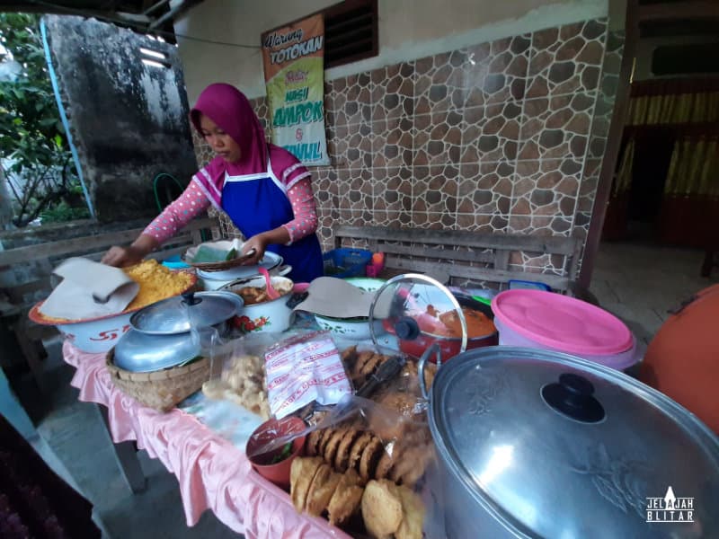 Warung totokan nasi ampok dan tiwul di Jatinom, Kanigoro