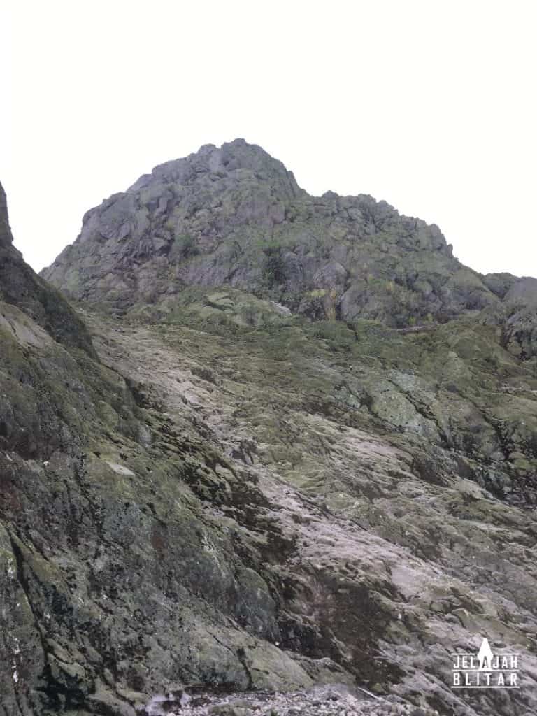 Dinding ratapan menuju puncak Gunung Kelud via Karangrejo