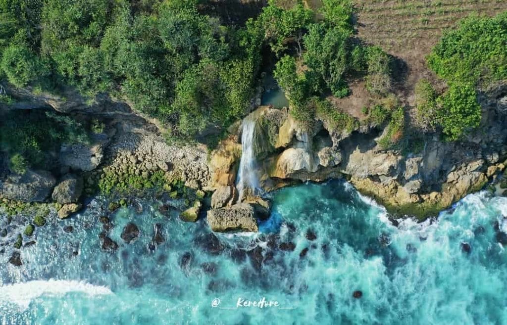 Air terjun di pantai umbul waru Blitar